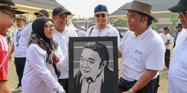 Jalan Sehat Bersama Tenaga Pendidik, Pj Gubernur Banten Dapat Hadiah Karikatur