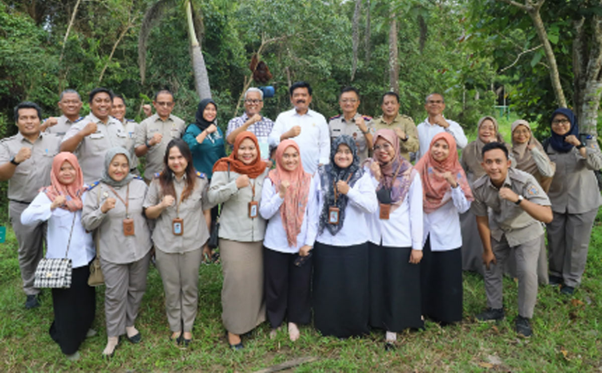 Lindungi Konservasi Satwa di Kalimantan, Menteri ATR/Kepala BPN Serahkan Sertifikat kepada Borneo Orangutan Survival Foundation