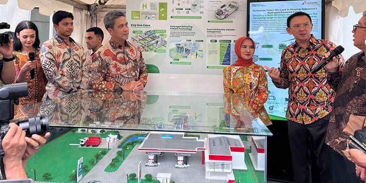 Pertamina New & Renewable Energy (Pertamina NRE) berkolaborasi dengan Toyota untuk mengembangkan ekosistem hidrogen sebagai bahan bakar kendaraan di Indonesia. Dalam groundbreaking hydrogen refueling station (HRS) hari ini, Rabu (17/1/2024) di Stasiun Pengisian Bahan Bakar Umum (SPBU) Daan Mogot, Jakarta. Foto: Pertamina NRE