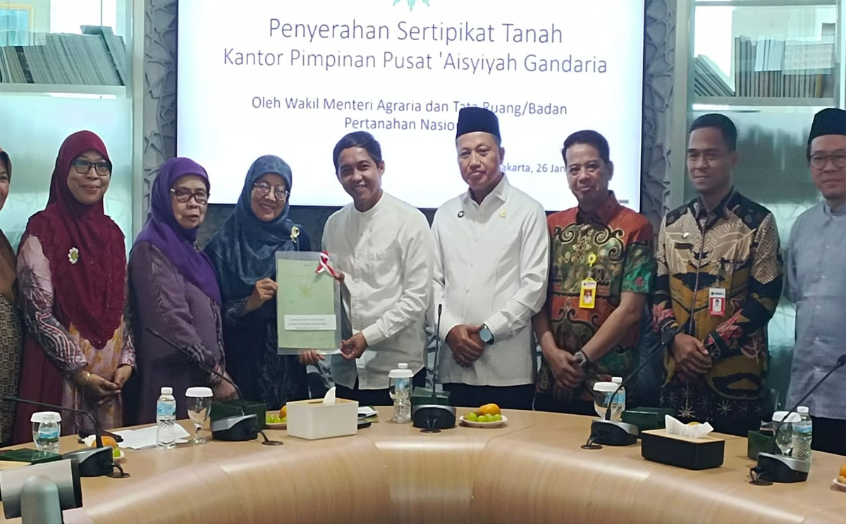 Wamen ATR/BPN Serahkan Sertifikat Tanah Aset Milik Pimpinan Pusat 'Aisyiyah.